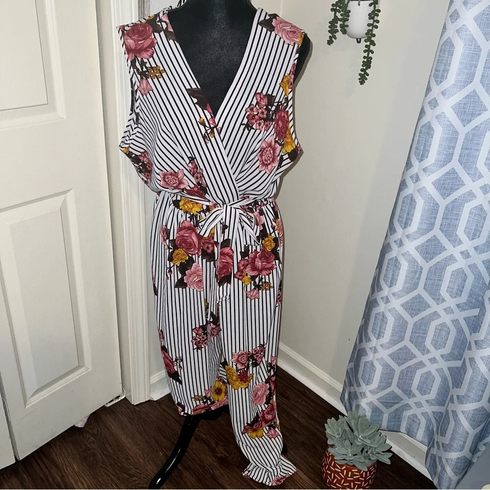 Boutique New Plus Size floral Romper - Picture 1 of 12